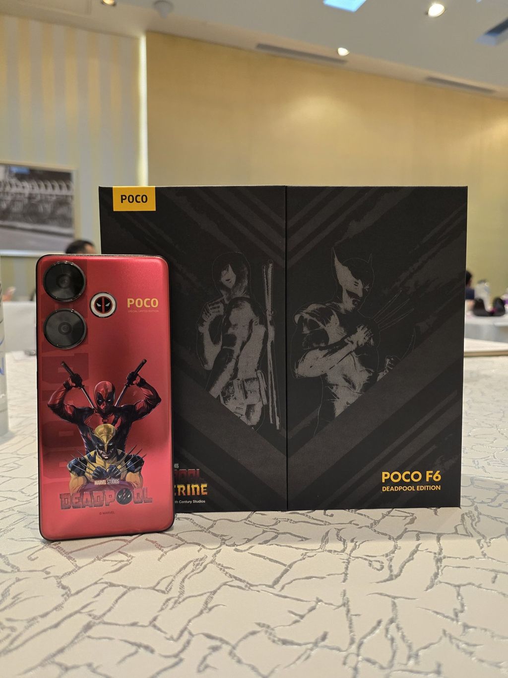 死侍限量版小米 POCO F6 5G 手机真机曝光